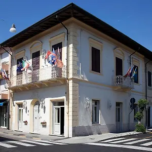 La Petite Maison Hotel